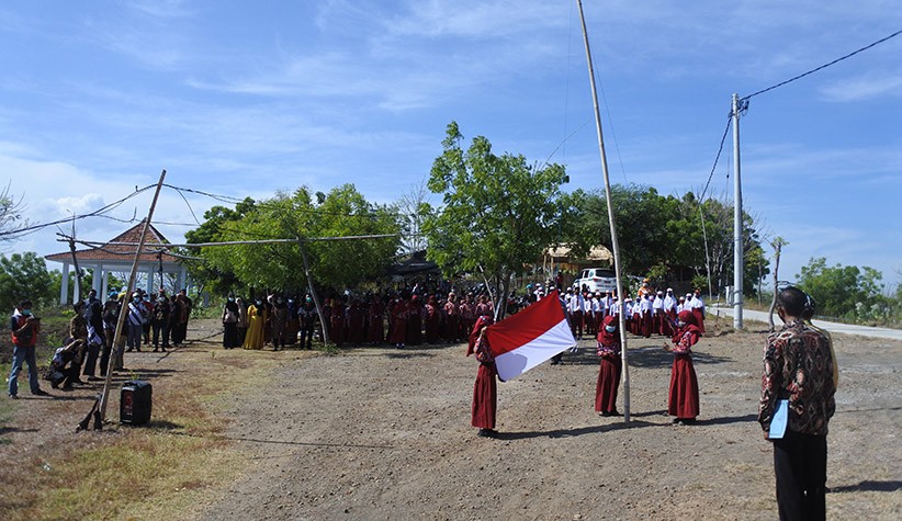 Warga Perbukitan Tandus di Situbondo Ikuti Upacara Hari Sumpah Pemuda - Bagian 1