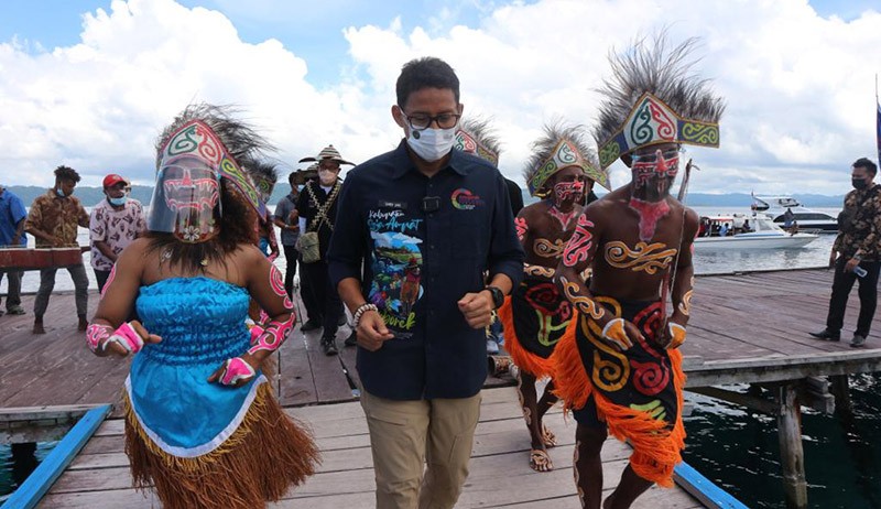 Mama Perajin Noken di Arborek Raja Ampat Curhat, Sandiaga Uno Berikan Solusi - Bagian 5