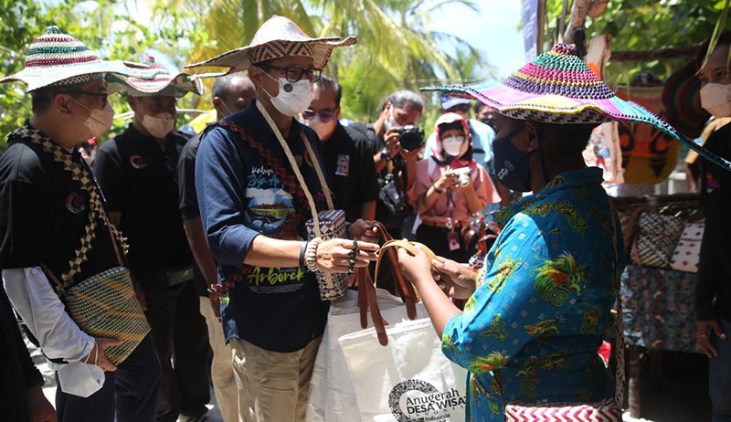 Mama Perajin Noken di Arborek Raja Ampat Curhat, Sandiaga Uno Berikan Solusi - Bagian 2