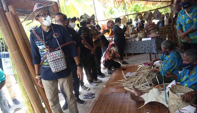 Mama Perajin Noken di Arborek Raja Ampat Curhat, Sandiaga Uno Berikan Solusi - Bagian 3
