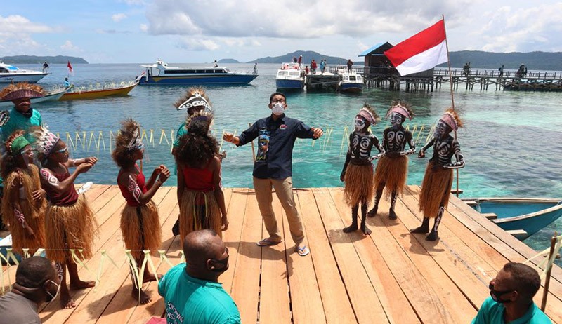 Mama Perajin Noken di Arborek Raja Ampat Curhat, Sandiaga Uno Berikan Solusi - Bagian 4