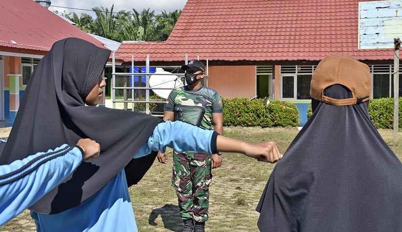 Prajurit Marinir Latih Pelajar SMPN 1 Sebatik Peraturan Baris Berbaris - Bagian 2