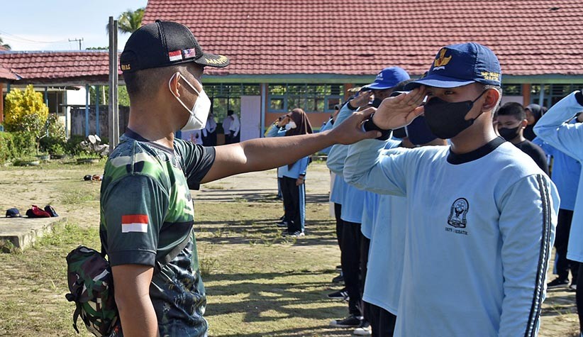 Prajurit Marinir Latih Pelajar SMPN 1 Sebatik Peraturan Baris Berbaris - Bagian 1