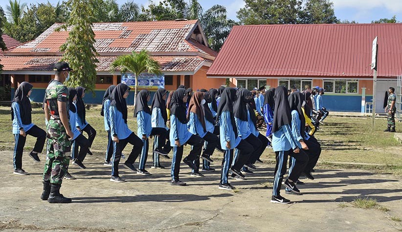 Prajurit Marinir Latih Pelajar SMPN 1 Sebatik Peraturan Baris Berbaris - Bagian 3