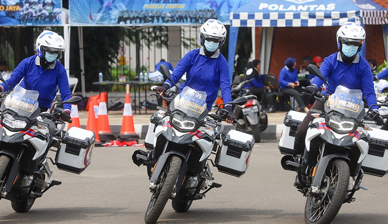 Aksi Polwan Berputar Ekstrem hingga Standing dengan Moge, Pria Belum Tentu Bisa - Bagian 5