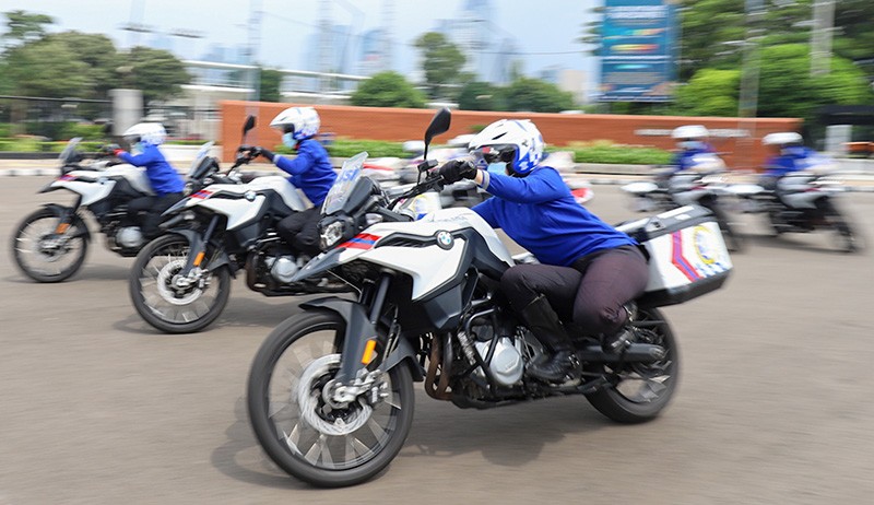 Aksi Polwan Berputar Ekstrem hingga Standing dengan Moge, Pria Belum Tentu Bisa - Bagian 1