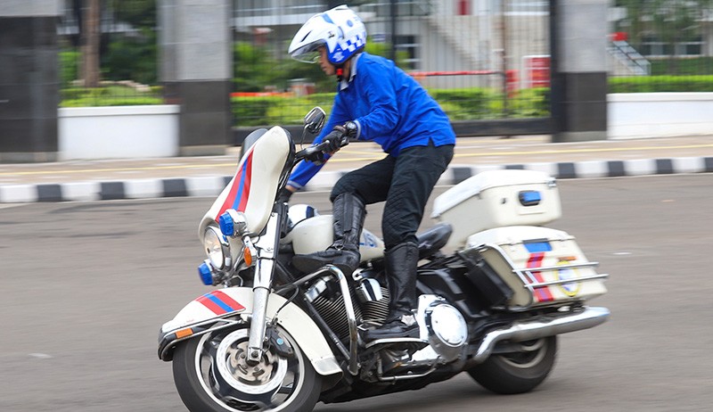 Aksi Polwan Berputar Ekstrem hingga Standing dengan Moge, Pria Belum Tentu Bisa - Bagian 2