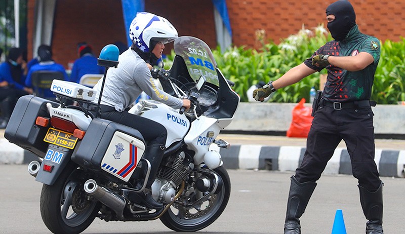 Aksi Polwan Berputar Ekstrem hingga Standing dengan Moge, Pria Belum Tentu Bisa - Bagian 3