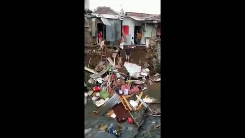 4 Rumah di Kebonwaru Bandung Roboh akibat Kirmir Sungai Jebol