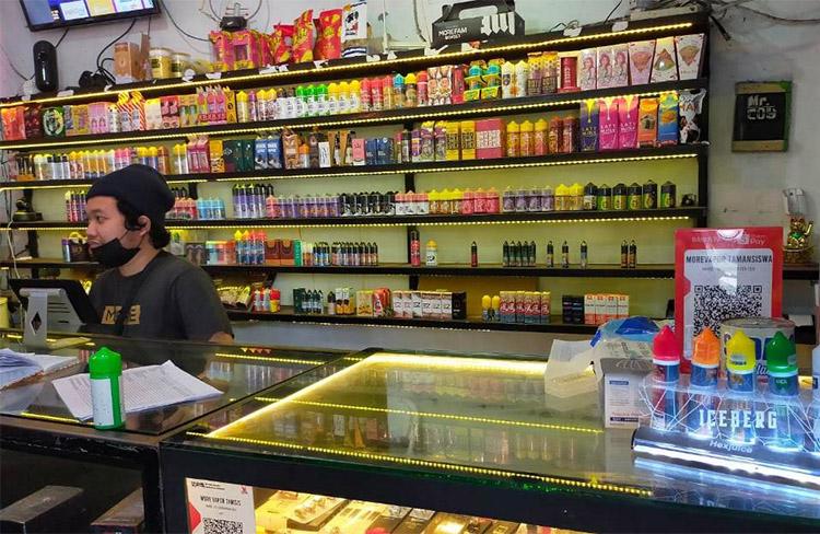 Jebol Eternit, Pencuri Kuras Toko Peralatan Rokok Elektrik