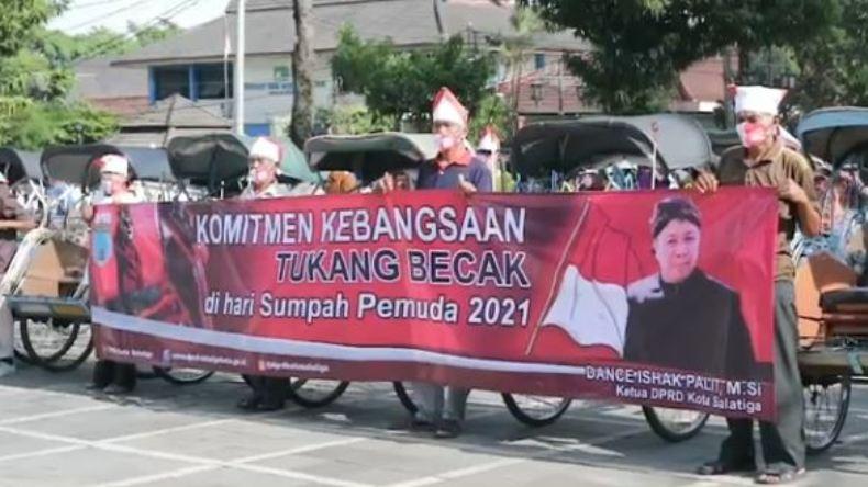 Tukang Becak di Salatiga Ikuti Upacara Hari Sumpah Pemuda Sebelum Narik Penumpang 