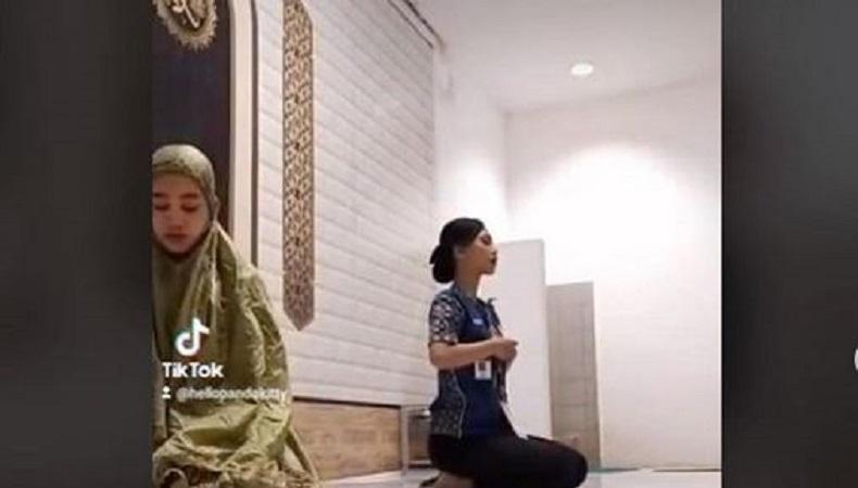 Viral Video 2 Perempuan Berbeda Keyakinan Khusyuk Ibadah Bersama di Musala