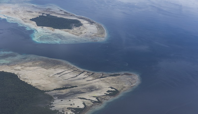 Air Laut Surut, Ini Penampakan dari Udara Fenomena Meti di Maluku - Bagian 3