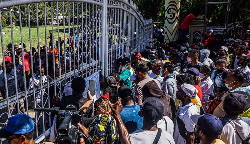 Mengaku Belum Dibayar, Ratusan Relawan PON Papua Gelar Unjuk Rasa - Bagian 2