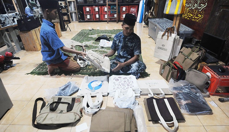 Tas Kain Buatan Santri Klaten Diekspor ke Pasar Asia dan Eropa - Bagian 1