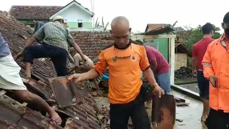 Hujan Deras Disertai Angin Kencang Rusak Rumah Warga Di Kuningan