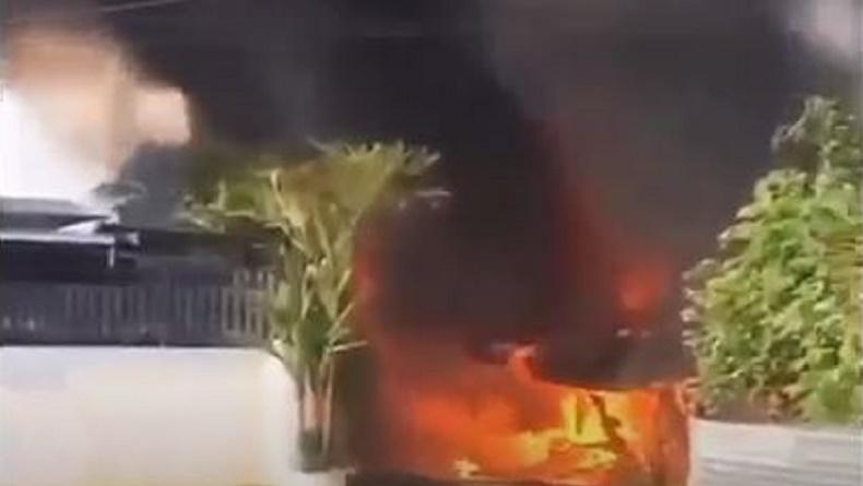 Dikenal Taat Beribadah, Kakek Ini Tak Batalkan Sholat saat Rumahnya Terbakar