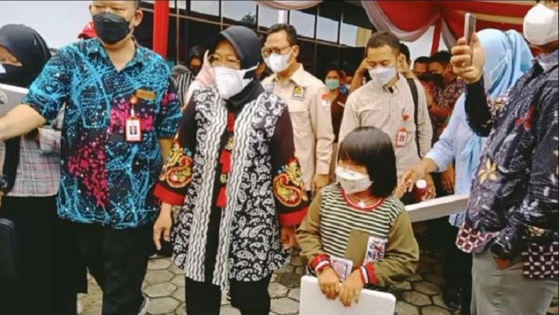 Momen Mensos Risma Semangati Nur Aini, Bocah yang Kehilangan Orang Tua karena Covid-19