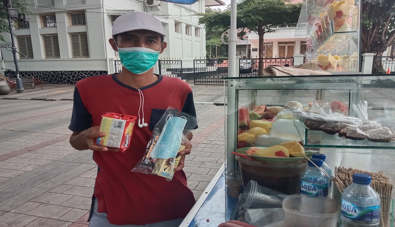 Pedagang Rujak di Bandung Semringah Dapat Masker plus Makanan MNC Peduli x Lotte Mart