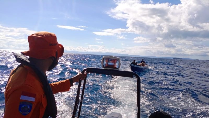 Tim Basarnas Ternate Temukan 4 Penumpang Longboat Mati Mesin di Pulau Kokoya Morotai