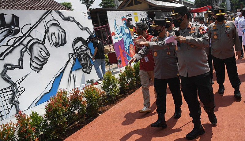Momen Kapolri Cek Lomba Mural Kritik terhadap Polri - Bagian 2