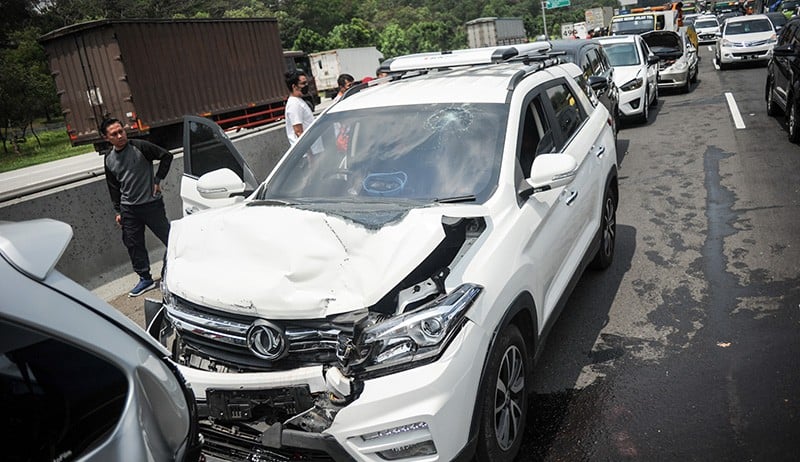 Penampakan 11 Kendaraan Tabrakan Beruntun Di KM 49 Tol Jakarta-Cikampek