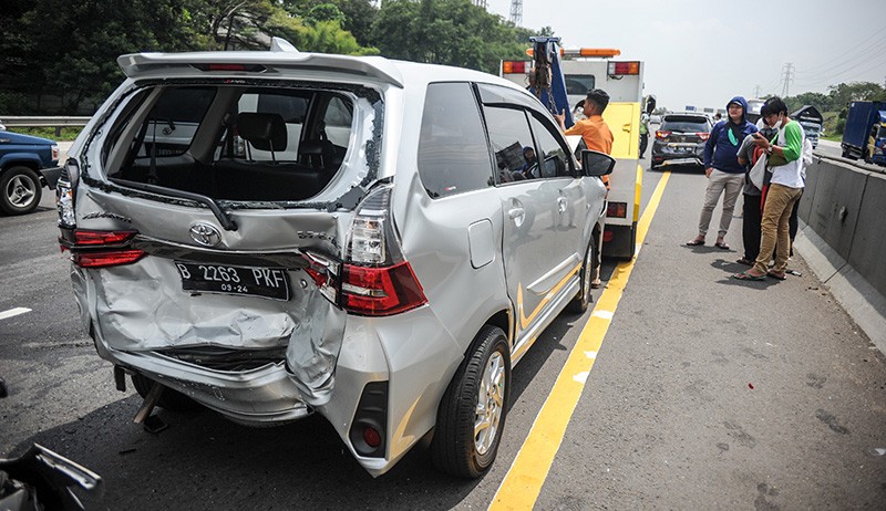 Penampakan 11 Kendaraan Tabrakan Beruntun di KM 49 Tol Jakarta-Cikampek - Bagian 2