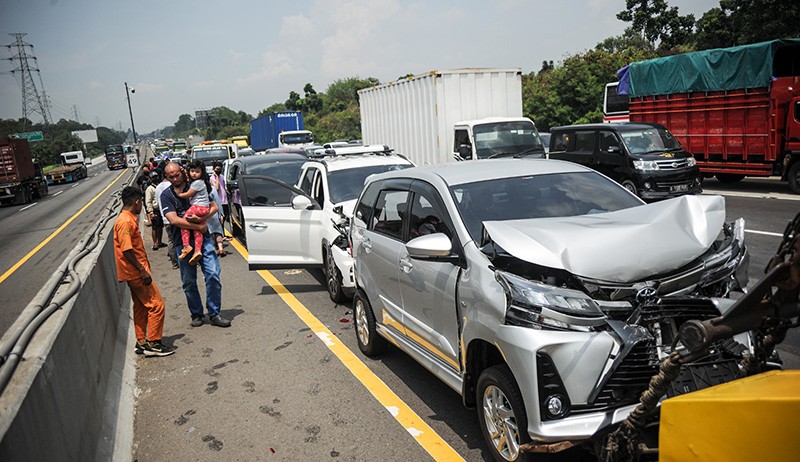 Penampakan 11 Kendaraan Tabrakan Beruntun di KM 49 Tol Jakarta-Cikampek - Bagian 3