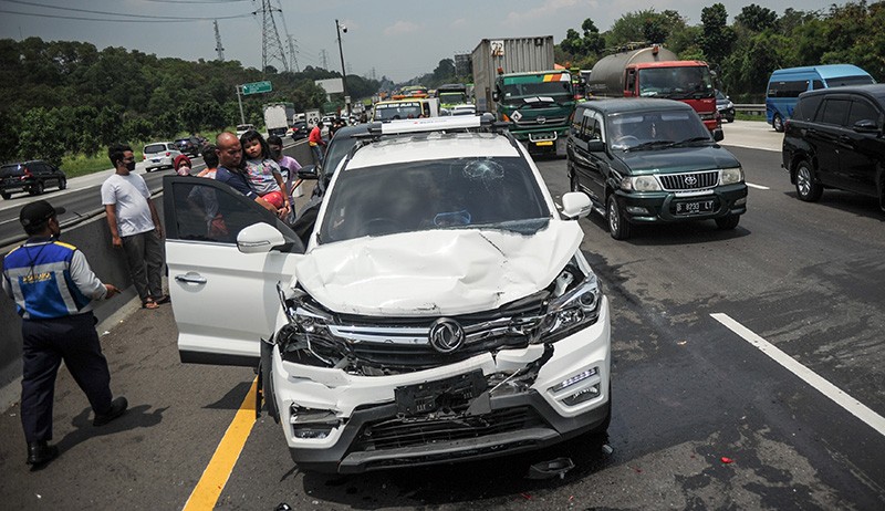 Penampakan 11 Kendaraan Tabrakan Beruntun di KM 49 Tol Jakarta-Cikampek - Bagian 4