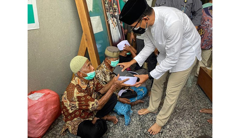 Kunker ke Ambon, Menteri Sandiaga Bahagia Bisa Sholat Jumat sambil Berbagi Peci dan Sarung - Bagian 2