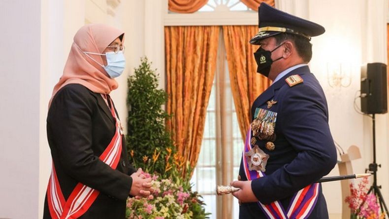 Panglima TNI Marsekal Hadi Tjahjanto Dianugerahi Penghargaan Militer Tertinggi Singapura