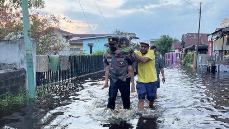 Peduli Kesulitan Warga, Kapolsek Ini Gendong Nenek Terjebak Banjir dalam Rumah