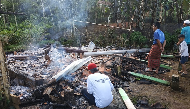 title Dipicu Puntung Rokok, Rumah Semipermanen di Sukabumi Terbakar, Penghuni Luka-luka Dipicu Puntung Rokok, Rumah Semipermanen di Sukabumi Terbakar, Penghuni Luka-luka