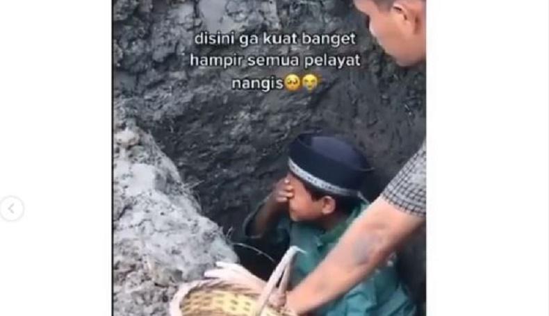 Viral Tangis Pilu Anak Azankan Jenazah Sang Ayah dalam Liang Kubur