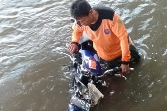title Tragis, Pemotor di Bantul Tewas Tabrak Pohon dan Terjun ke Sungai Tragis, Pemotor di Bantul Tewas Tabrak Pohon dan Terjun ke Sungai