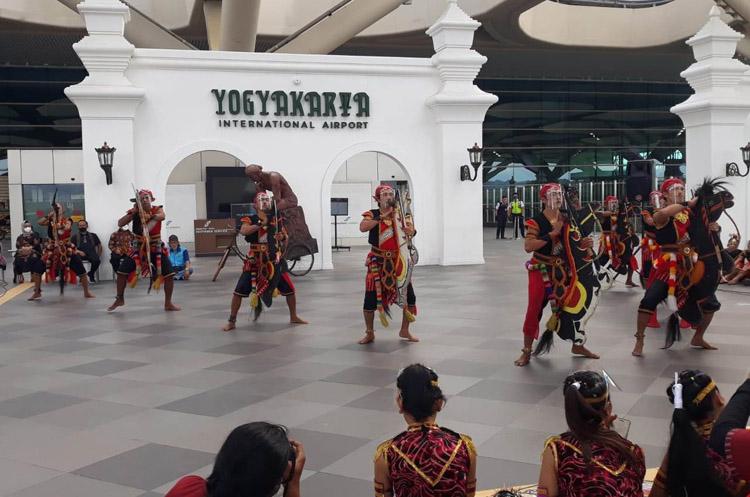 title Gebyar Bregas Budaya, Penumpang di Bandara YIA Disuguhi Pertunjukkan Seni Gebyar Bregas Budaya, Penumpang di Bandara YIA Disuguhi Pertunjukkan Seni