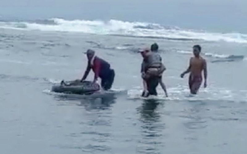 2 Wisatawan Terseret Ombak di Pantai Karapyak Pangandaran, 1 Hilang 1 Selamat