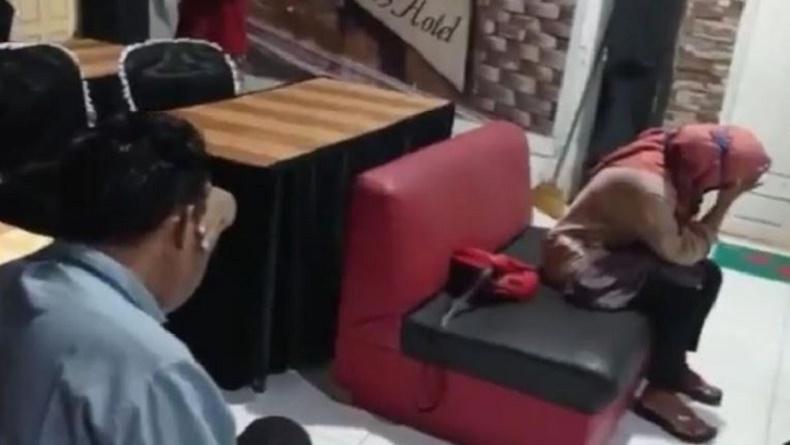 title Viral Oknum Kades Tertunduk Malu Digerebek dalam Kamar Hotel Bersama Perempuan Viral Oknum Kades Tertunduk Malu Digerebek dalam Kamar Hotel Bersama Perempuan