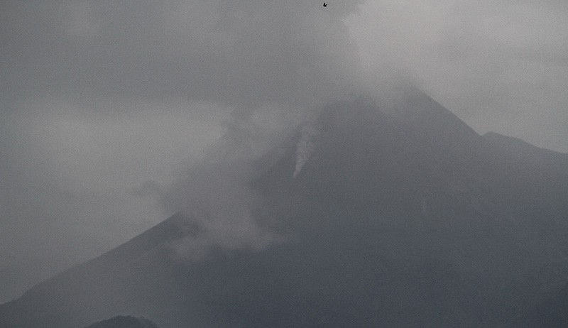 Gunung Merapi Luncurkan 46 Kali Guguran Material Vulkanik - Bagian 1
