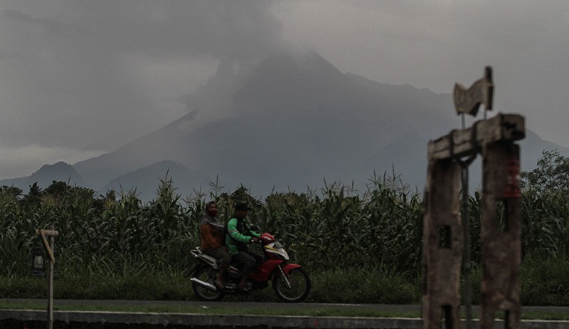 Merapi Luncurkan 6 Kali Lava Pijar Sejauh 1,2 Kilometer ke Arah Barat Daya