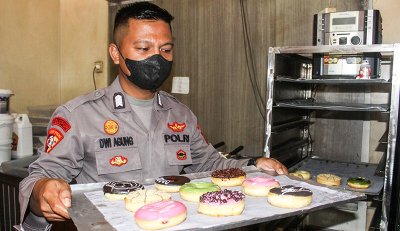 Anggota Polri Ini Berjualan Donat untuk Tambah Penghasilan - Bagian 1