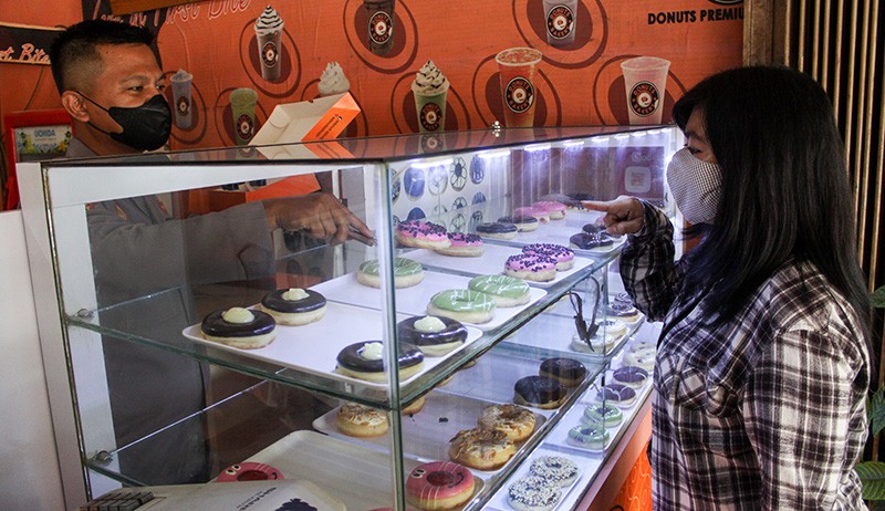 Anggota Polri Ini Berjualan Donat untuk Tambah Penghasilan - Bagian 2