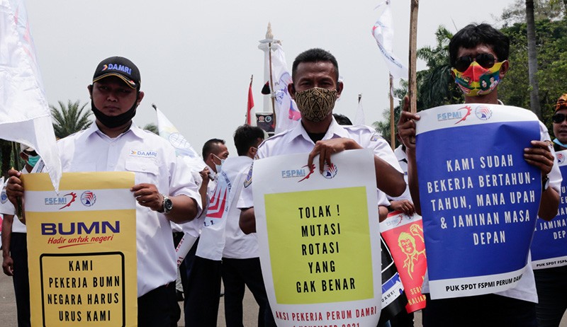 Upah Belum Dibayar Selama Setahun, Pekerja Damri Gelar Unjuk Rasa - Bagian 3