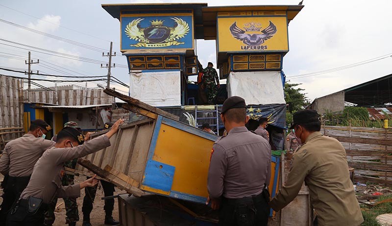 Merpati Balap Jadi Ajang Judi, Kandang Dibakar Petugas Gabungan - Bagian 4