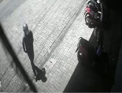 Terekam CCTV, 2 Pencuri di Maros Gasak Uang Rp30 Juta dalam Jok Motor