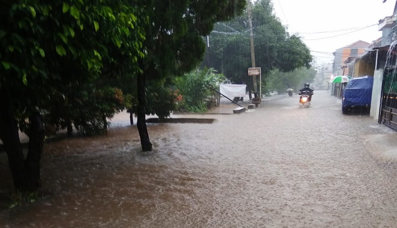 Diterjang Hujan 2 Jam Lebih, Permukiman di Ciseureuh Purwakarta Terendam Banjir