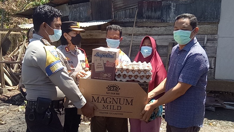 Kapolres Bolmong Beri Bantuan untuk Korban Kebakaran Rumah di Mopuya Utara