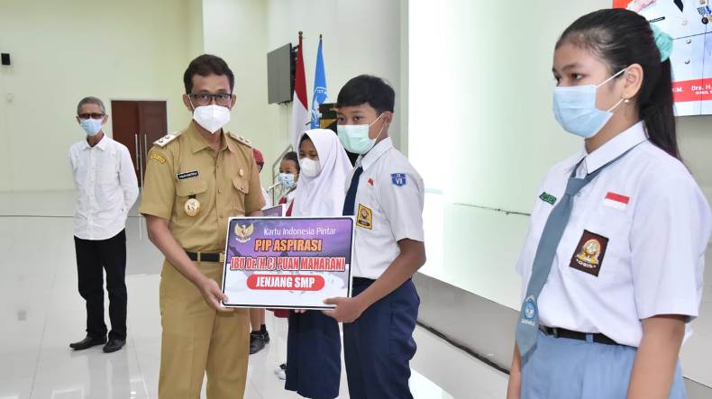 title 1.563 Siswa di Sukoharjo Terima Bantuan Program Indonesia Pintar, Ini Manfaatnya 1.563 Siswa di Sukoharjo Terima Bantuan Program Indonesia Pintar, Ini Manfaatnya