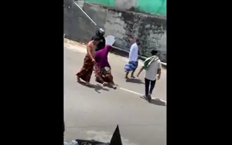 Video Viral Aksi Emak-Emak Berhijab Lindungi Pelajar saat Diamuk Warga