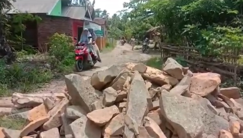Jalan Warga Ditutup Tumpukan Batu, Pelaku Diduga Calon Kepala Desa yang Kalah